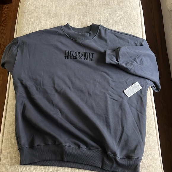 Taylor Swift Eras Tour Blue Crewneck Sweatshirt Large NWT - Picture 2 of 8
